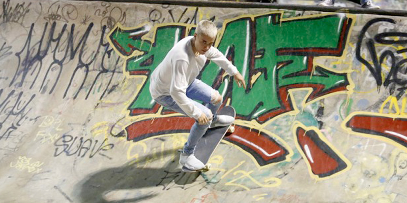Justin Bieber andando de skate