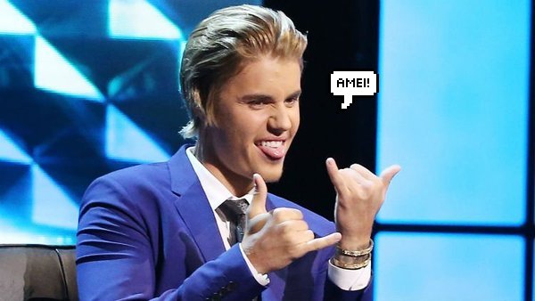 Justin Bieber sorrindo dizendo ''amei''