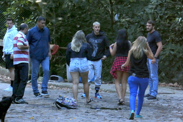 Fãs pedem para tirar fotos com Justin após ele sair de trilha na Pedra da Gávea.