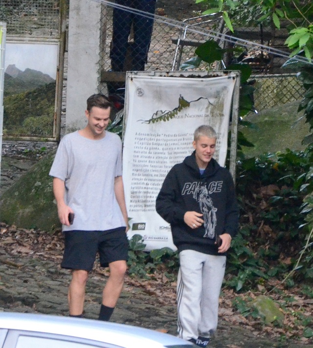 Justin acompanhado de segurança saindo de trilha na Pedra da Gávea, RJ