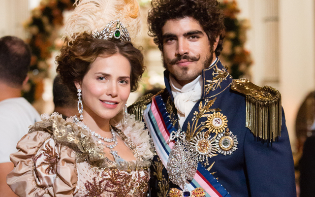 uma imagem de uma foto de Caio Castro e Letícia Colin caracterizados para a novela Novo Mundo