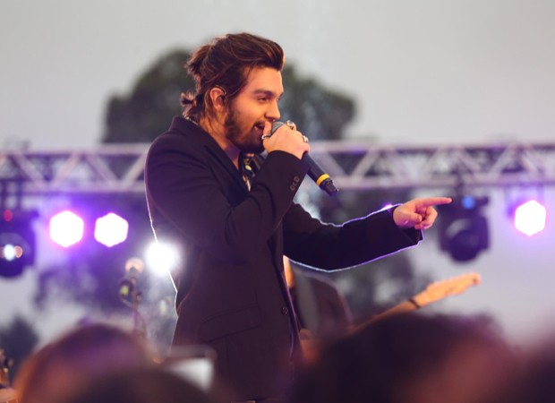 Luan Santana fazendo show no Domingo Legal