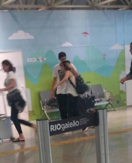 Rafa Vitti e Tatá Werneck abraçados no aeroporto