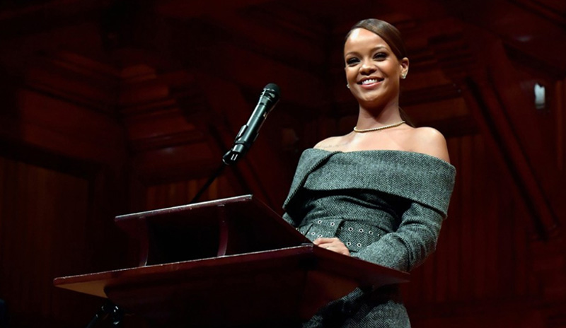 Rihanna ganhando prêmio em Harvard