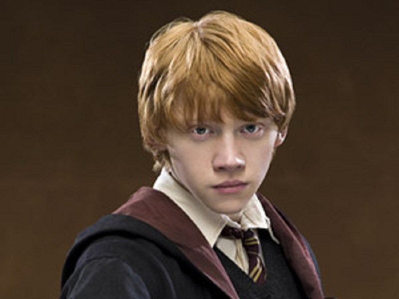 Rony Weasley com uniforme da grifinória