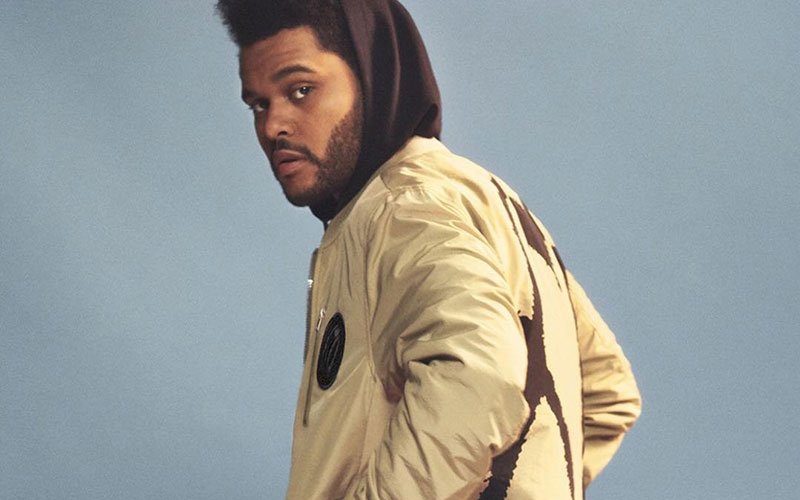 The Weeknd de casaco olhando para trás