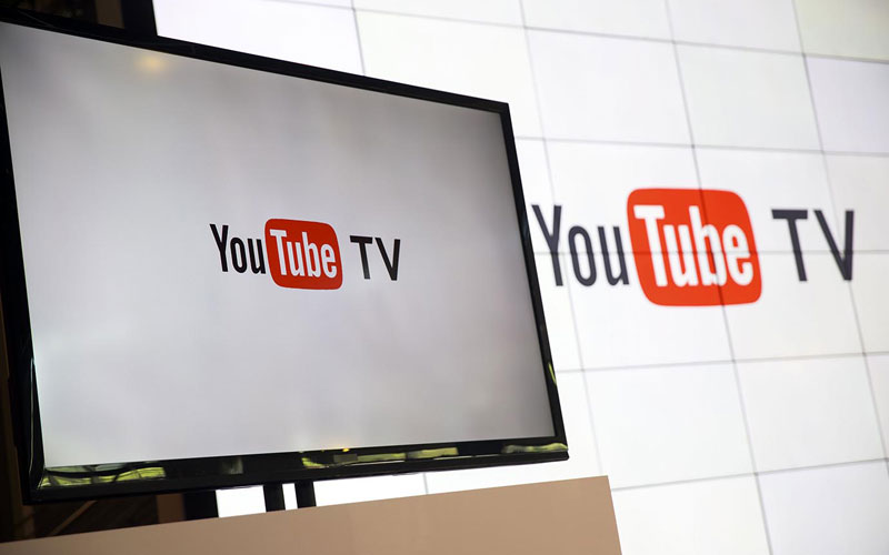 Foto de um telão com o logo do YouTube TV