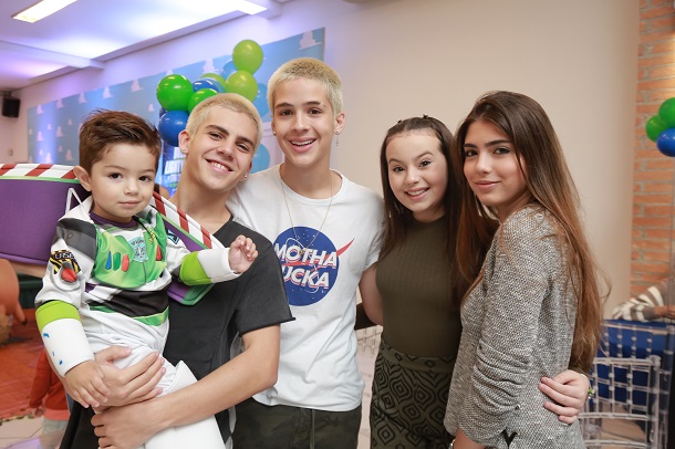 Pietro, João Gui, Lucca, Bia Jordão e Giulia Jordão 