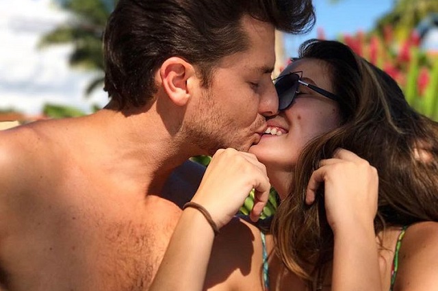 Camila Queiroz e Klebber Toledo se beijando em trajes de banho