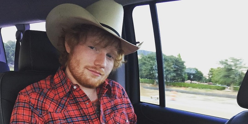 Ed Sheeran vestido de cowboy dentro de uma van
