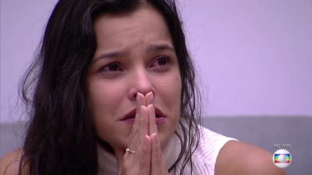 Emilly durante comunicado de expulsão de marcos