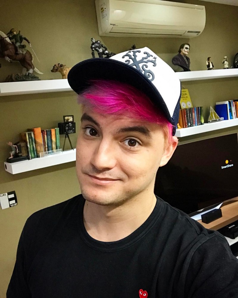 youtuber felipe neto com o cabelo rosa