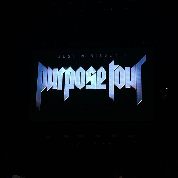 Telão com os dizeres Purpose Tour