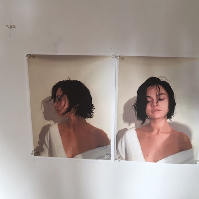Selena Gomez exibe em duas fotos, uma ao lado da outra, o novo corte de cabelo, que agora está curto, na altura do queixo
