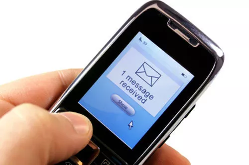 celular dos anos 2000 recebendo sms