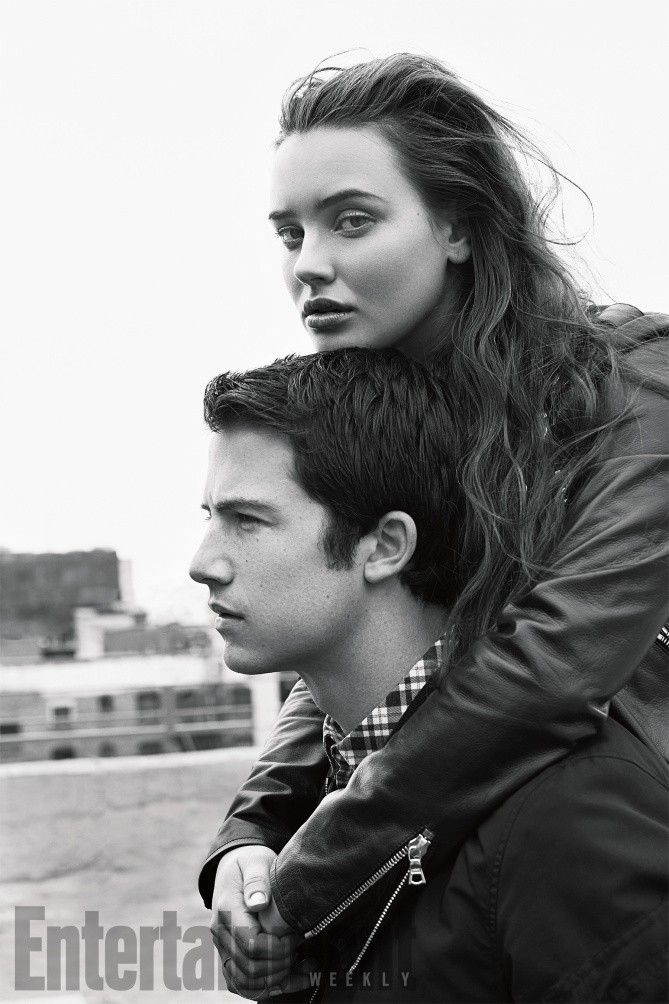 Katherine Langford abraça Dylan Minnette pelas costas, em preto e branco