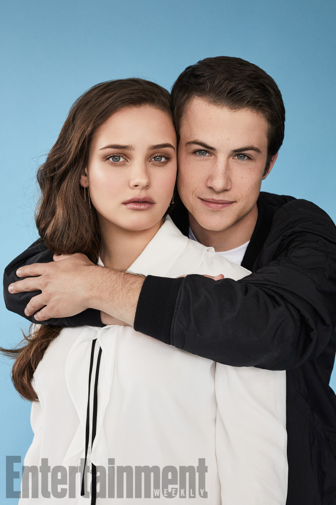 Dylan Minnette e Katherine Langford abraçados