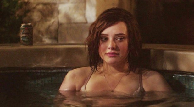 Personagem Hannah em banheira, durante cena da série