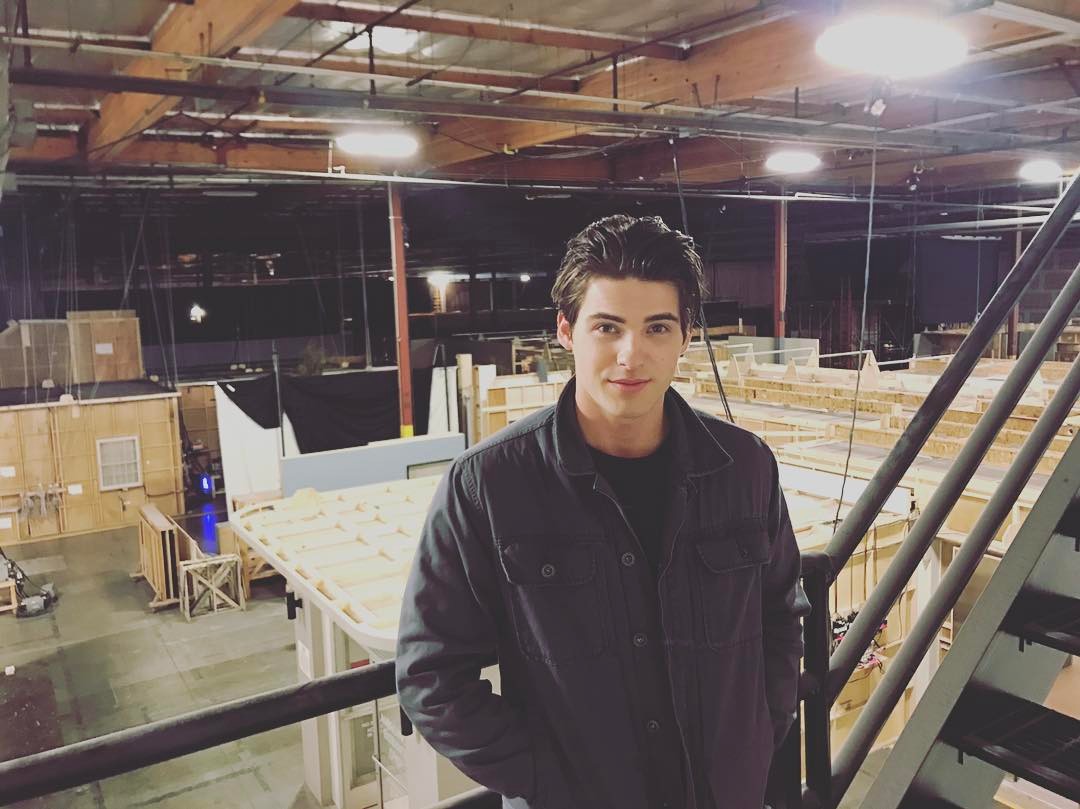 ator de teen wolf Cody Christian usando jaqueta preta