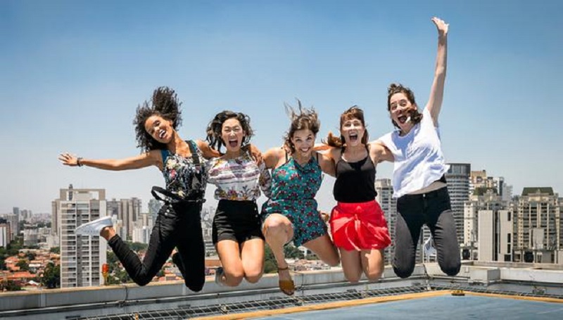 5 meninas pulando e sorrindo juntas, protagonistas da malhação 2017