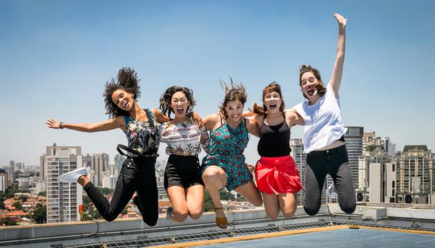 5 meninas pulando e sorrindo juntas, protagonistas da malhação 2017 