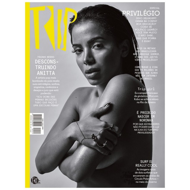 Anitta nua com os traços cruzados sobre os seios na capa da revista trip, em preto e branco