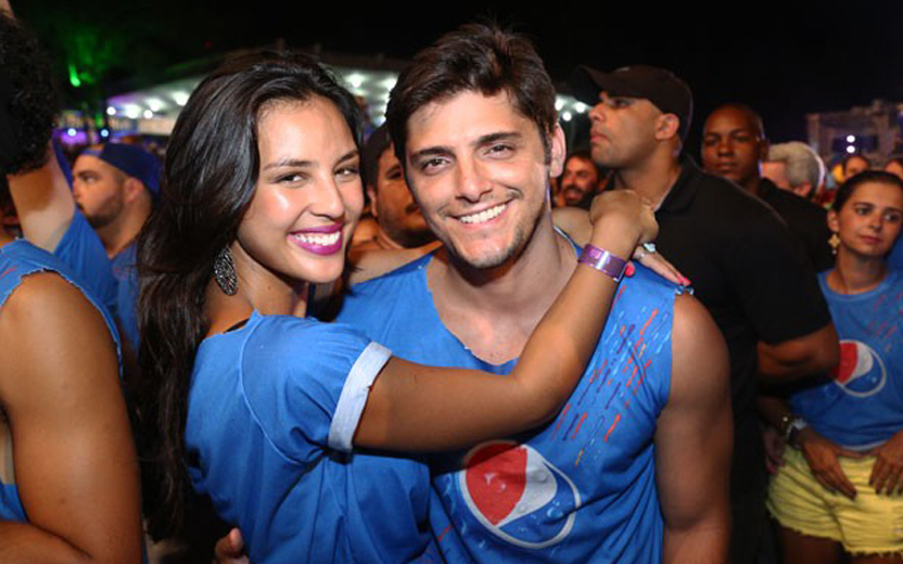 Bruno Gissoni e Yanna Lavigne abraçados em festa de carnaval