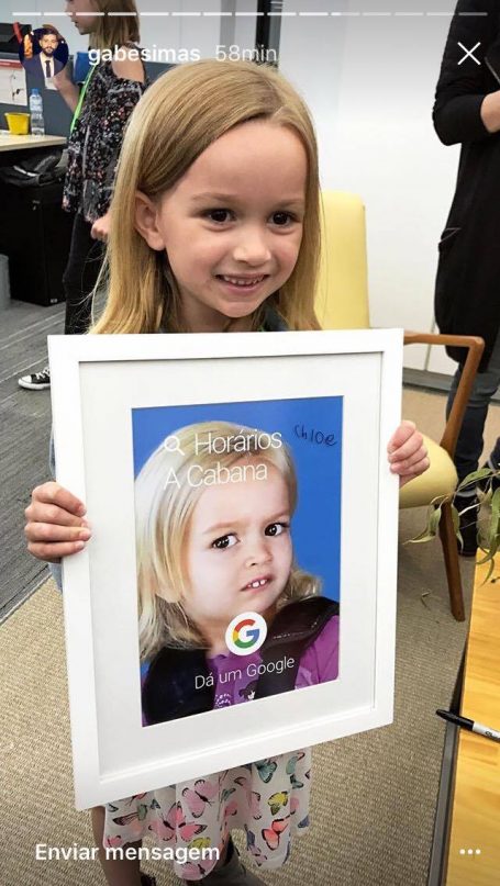 Chlor segura quadro com sua foto e busca do google