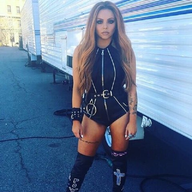 integrante do little mix com roupa sensual durante gravação do clipe da música power