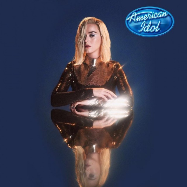 Katy Perry em fundo azul com ícone do American Idol, usando roupa dourada