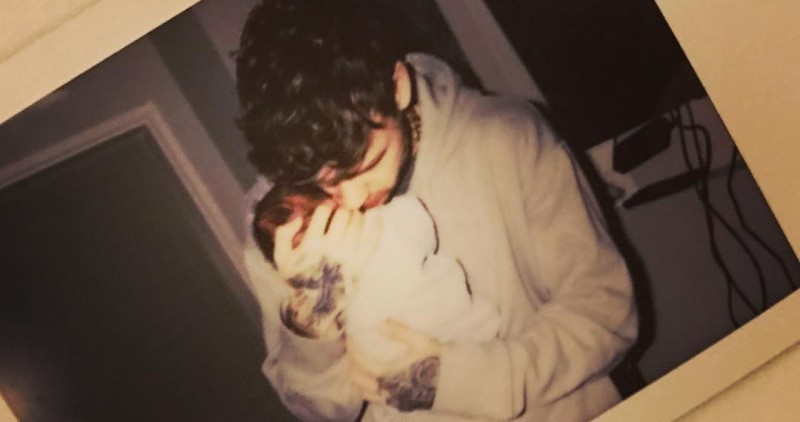 Liam Payne com filho no colo