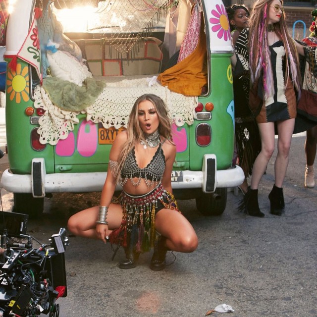 integrante do little mix com roupa sensual durante gravação do clipe da música power