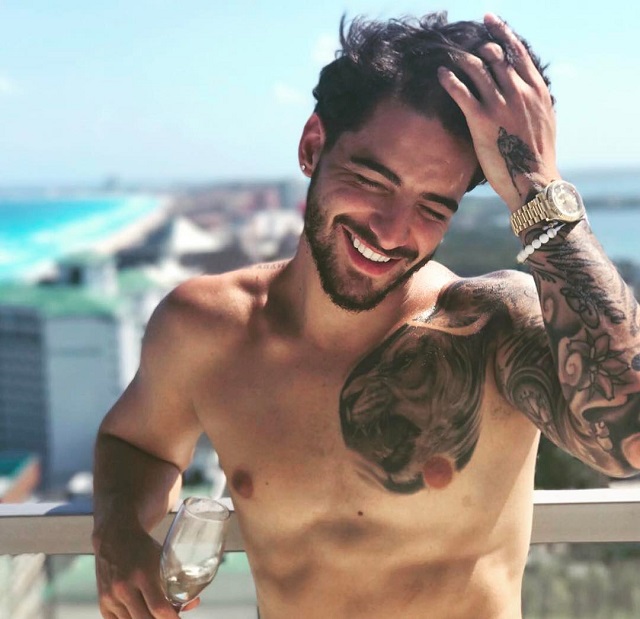 cantor Maluma sem camisa, exibindo tatuagens no peito e braço