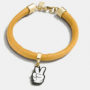 pulseira amarela com pingente da mão do mickey mouse fazendo sinal de paz e amor