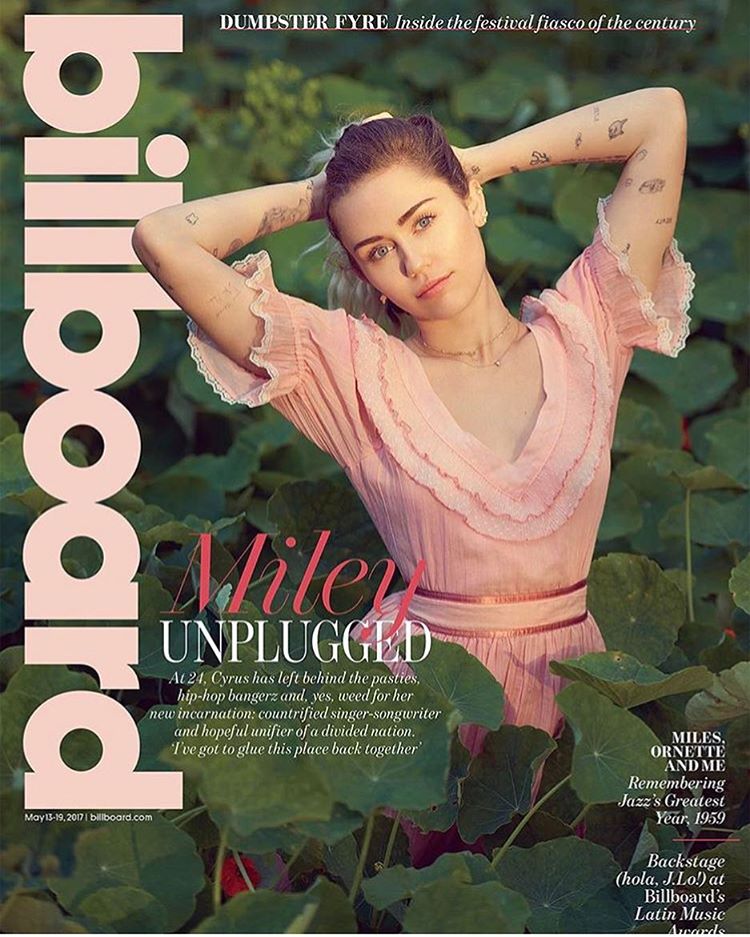Miley Cyrus aparece na capa da revista Billboard usando vestido delicado rosa