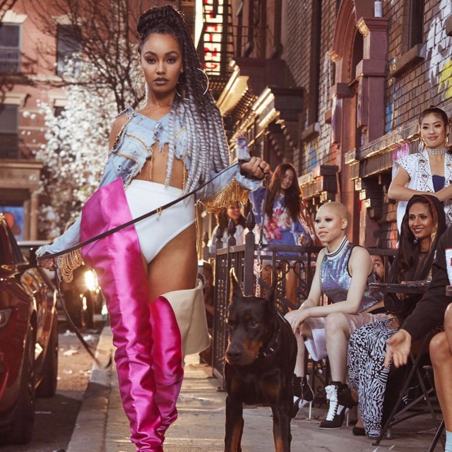 integrante do little mix com roupa sensual durante gravação do clipe da música power