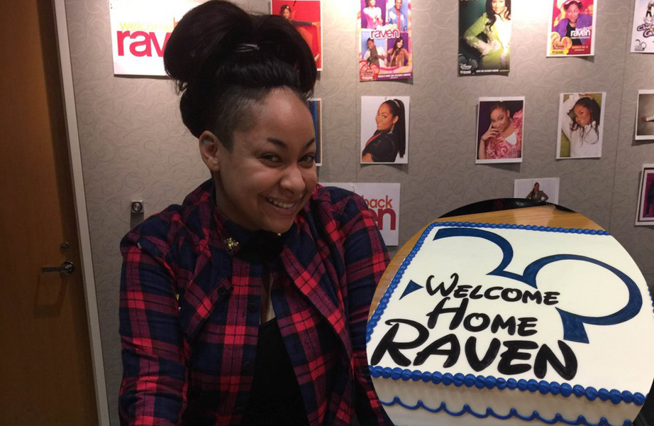 A atriz de Raven, de "As Visões de Raven" segura bolo com tema Disney, onde está escrito "Welcome Home Raven"