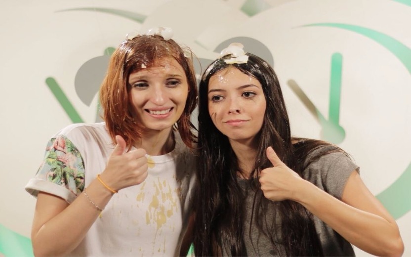 Thalie e Gabie sujas depois de um desafio do canal