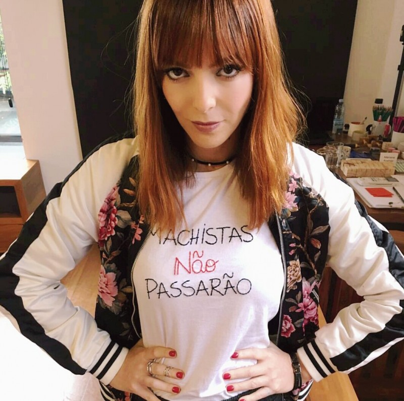 Titi Muller usa camiseta que diz "machistas não passarão"