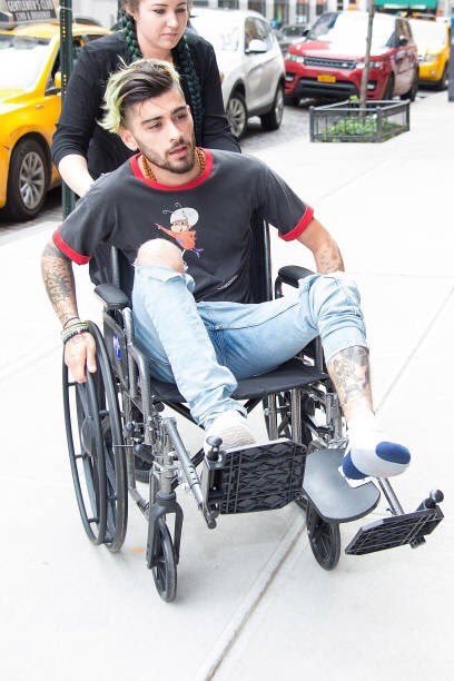 Zayn Malik em cadeira de rodas