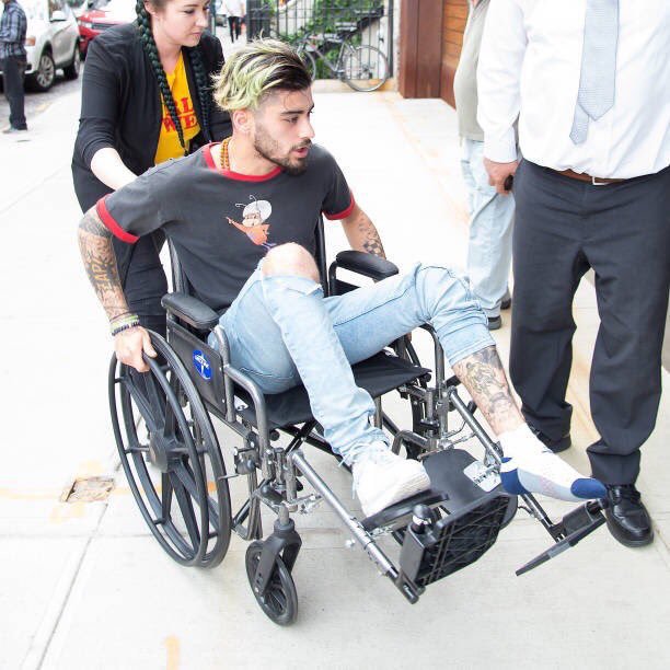 Zayn Malik em cadeira de rodas
