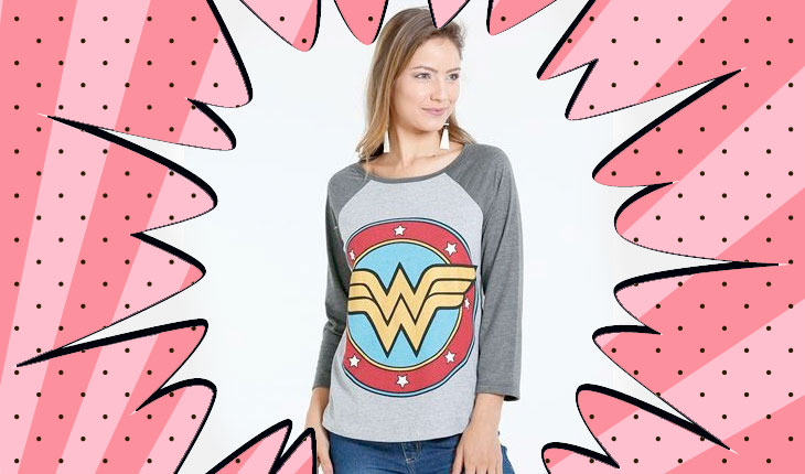 mulher usando camiseta de manga comprida cinza e branca da mulher maravilha