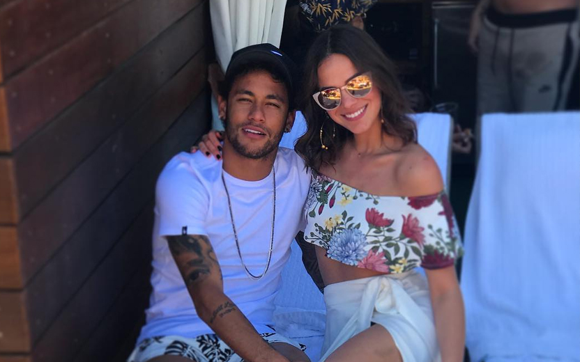 Bruna Marquezine e Neymar juntos, abraçados, usando roupas de verão, brancas e estampadas