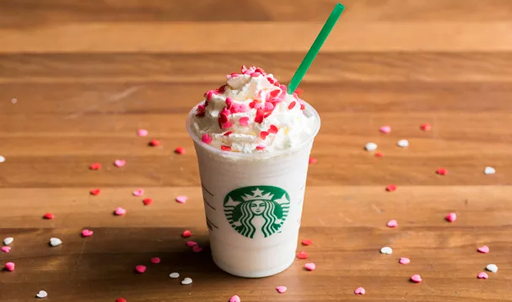 frappuccino branco com chantilly e confeitos em formato de corações rosas em cima