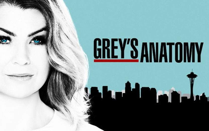 Grey’s Anatomy - pôster de grey's anatomy, com rosto da personagem principal, sombra de prédios e fundo verde água