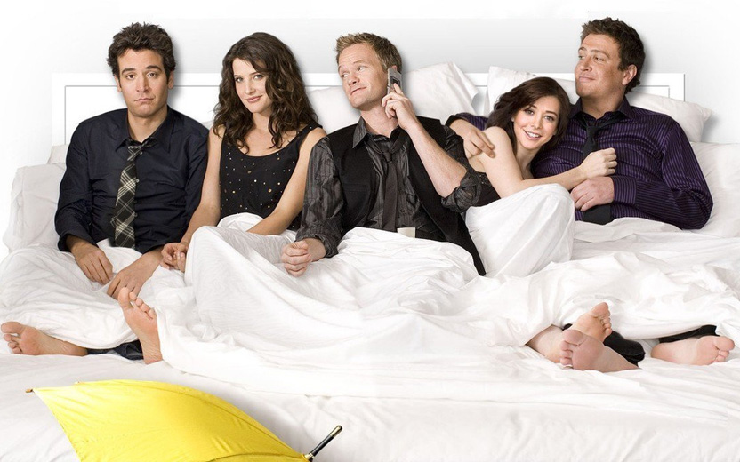 personagens de how i met your mother, uma das séries que deixa a Netflix em Julho, deitados com cobertor branco