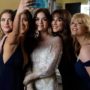 Liars tirando selfie juntas sorrindo, com Aria usando vestido de noiva
