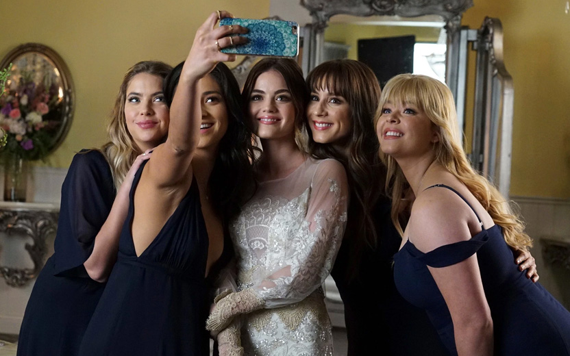 último episódio de pretty little liars - liars tiram selfie juntas, com Aria vestida de noiva