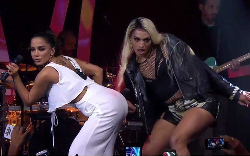 Anitta compartilha erro de gravação e arrasa no ao vivo com Pabllo Vittar em "Sua Cara"