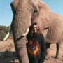 Bruna Marquezine veste moletom e posa em frente a um elefante